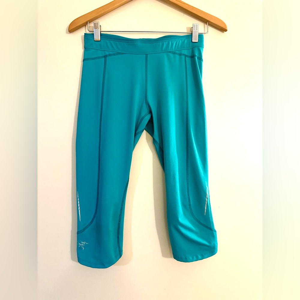 Arc’teryx Nera Cropped Leggings in Turquoise. Size S